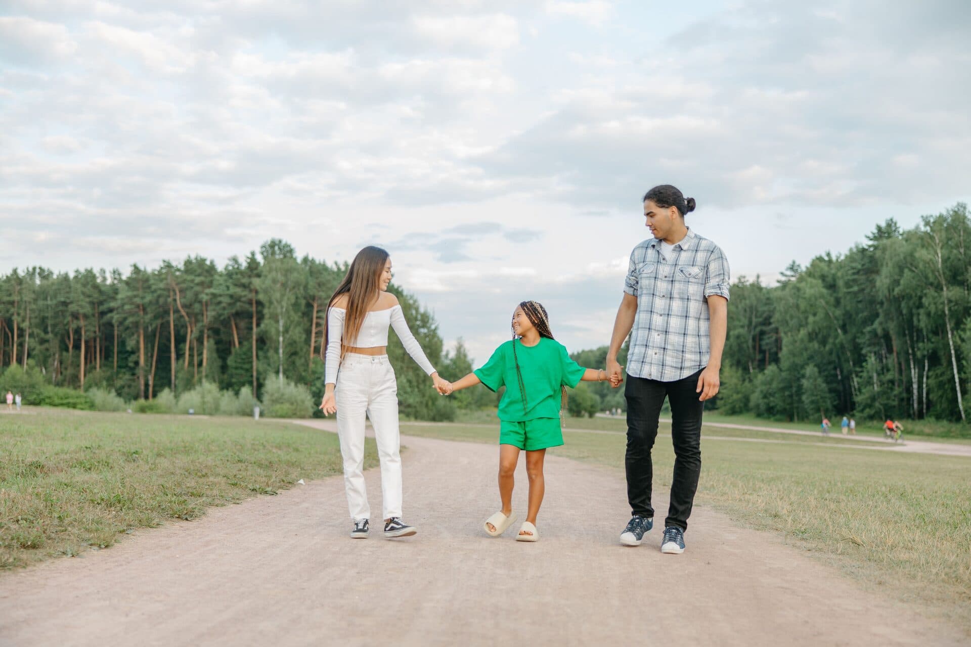 Una familia camina junta al aire libre