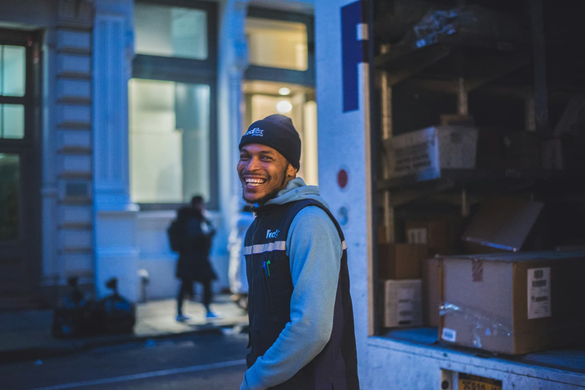 Un trabajador de servicio junto a un vehículo de reparto