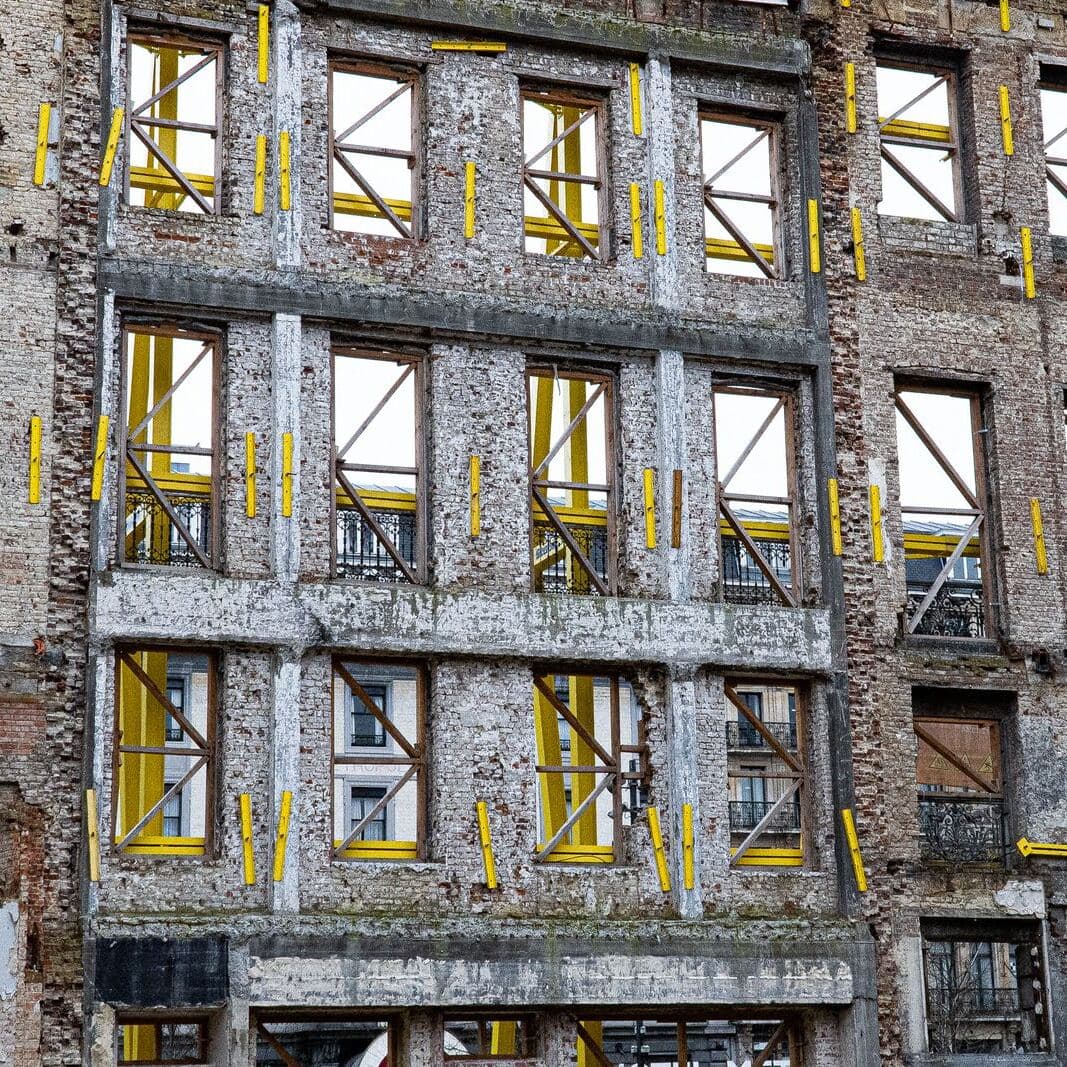 Un edificio de ladrillo reforzado durante una rehabilitación estructural
