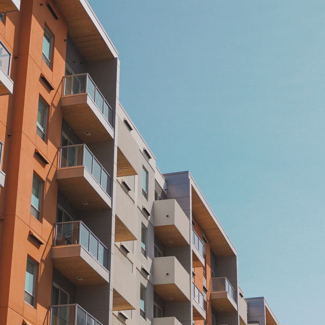 Un edificio de condominios con balcones