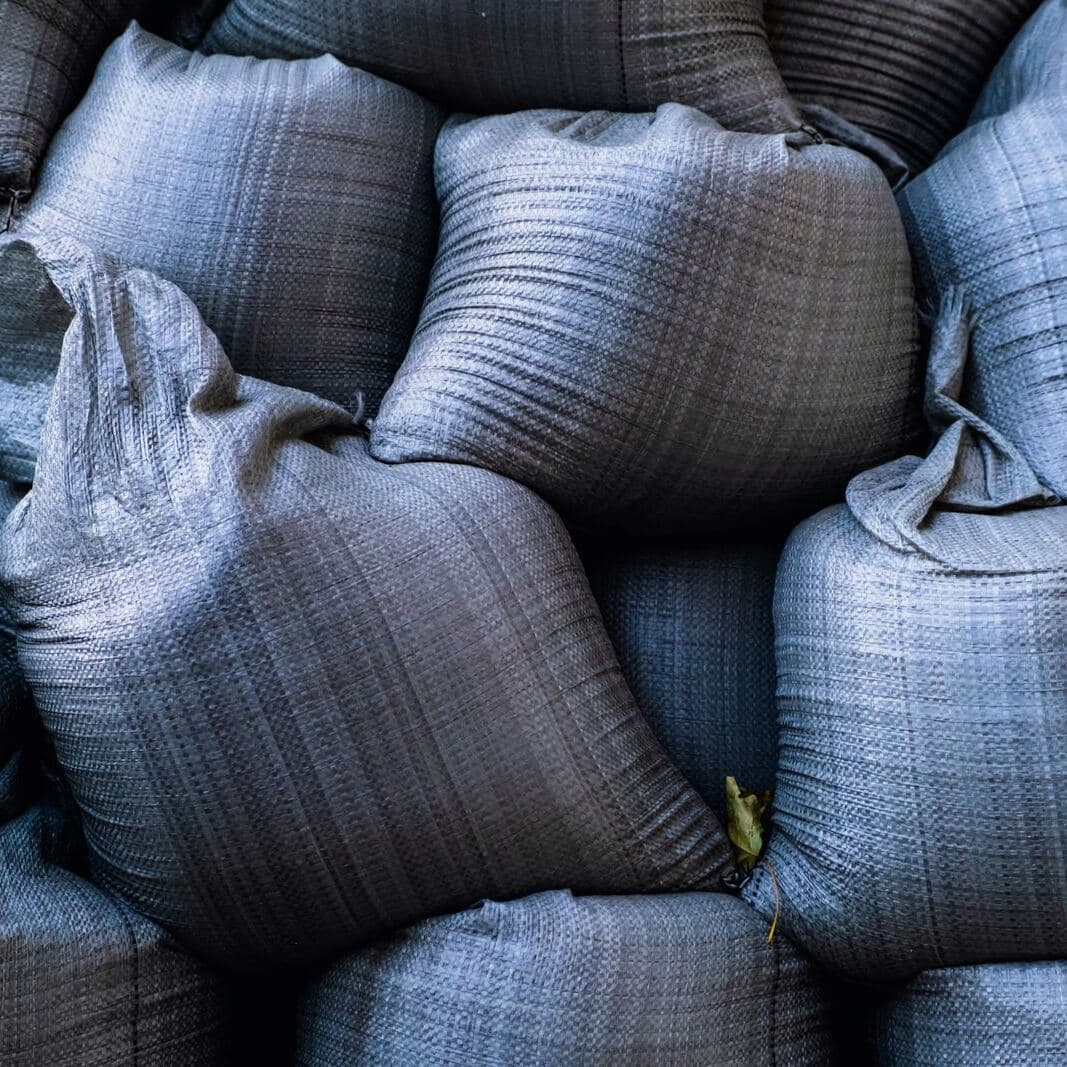 Sacos de arena apilados para protegerse de una inundación