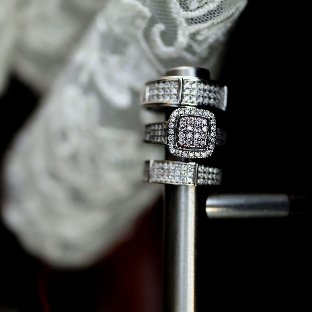 Anillos de diamantes en un exhibidor
