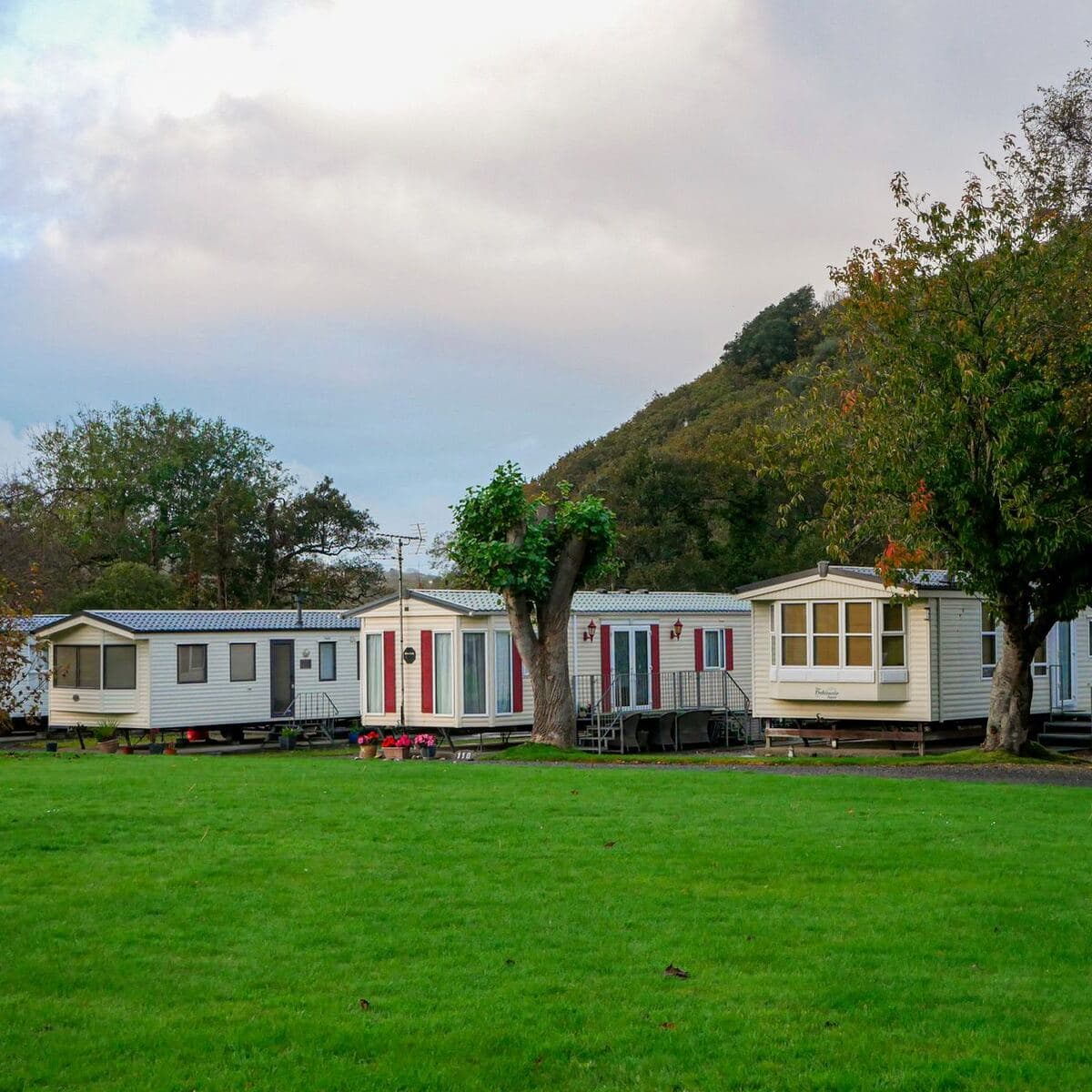 Casas prefabricadas en una ladera verde