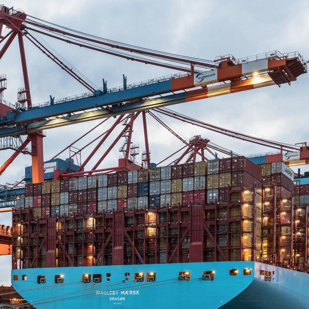 Grúas cargan un buque portacontenedores en el puerto