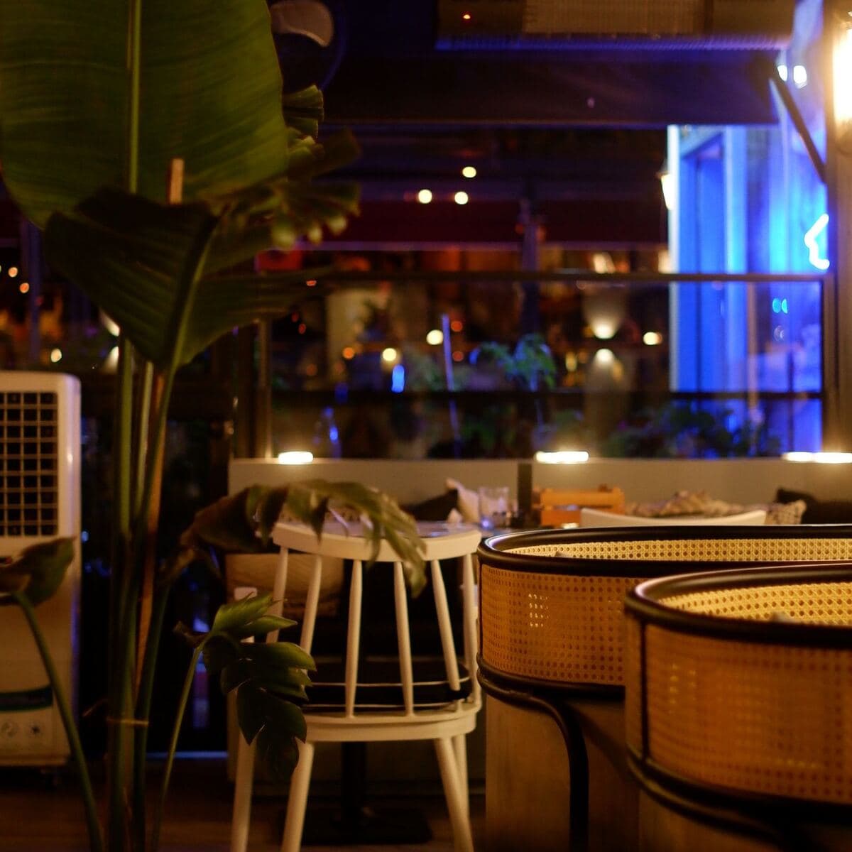 El comedor de un restaurante iluminado para la noche