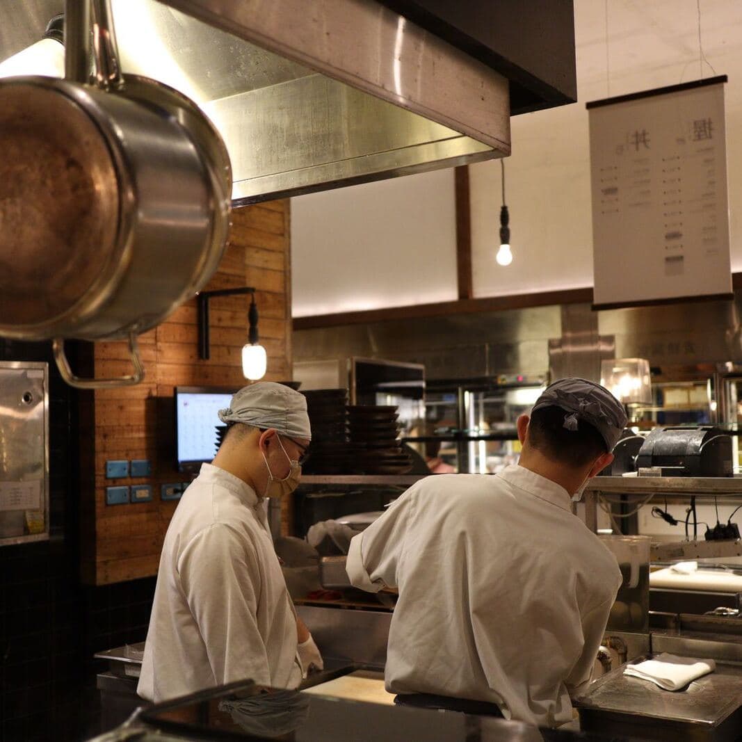 Cocineros trabajan en la cocina de un restaurante